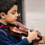 Der jüngste Schüler — fünf Jahre alt — eröffnet das Konzert ...
