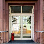 Der Eingang zum VHS-Gebäude in der Marienstraße 2