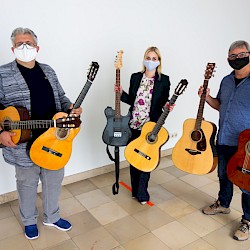Gitarren aus dem Nachlass von Rolf Schmidt zugunsten der Neunkircher Musikschule