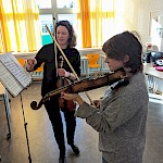 Astrid Pfister mit ihrer Schülerin (Foto: Anja Kernig)