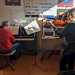 Geigendozent Hartwig Schubert mit Klavierdozent Wolf Giloi (Foto: Anja Kernig)